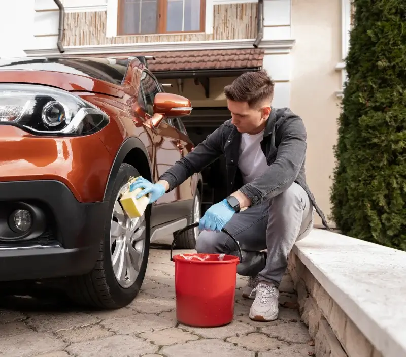 Lavage auto à domicile Rigny-Ussé : professionnel intervenant sur un véhicule